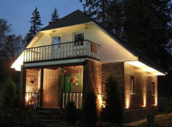 Подсветка фасада дачного дома